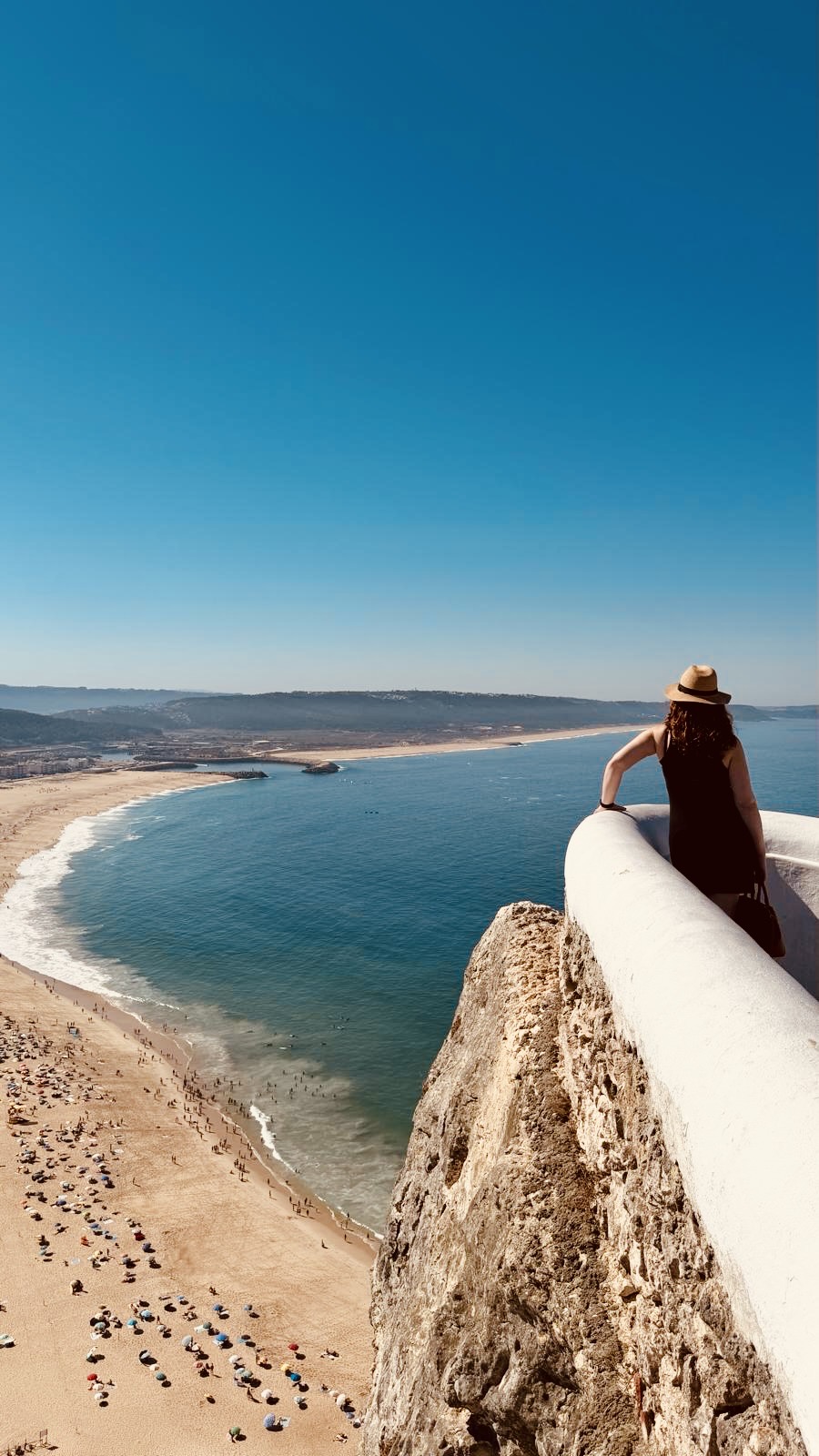 Liana Abreu no miradouro de Nazaré, a olhar para o mar